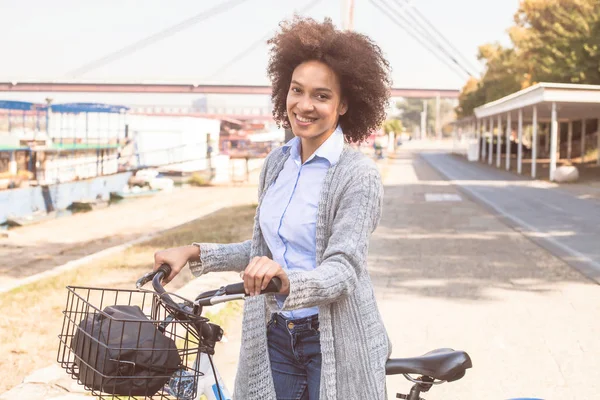 Portret Szczęśliwa Piękna Mieszanej Rasy Czarnej Kobiety Ride Rower Brzegu — Zdjęcie stockowe