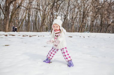 Mutlu çocuk kış günü kar parkta oynamak.