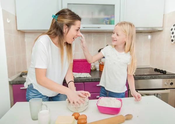 Happy Family Having Fun Kitchen Mother Her Daughter Kneading Dough — Stock Photo, Image