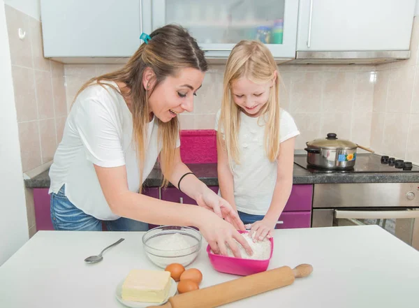 Família Feliz Divertindo Cozinha Mãe Sua Filha Amassando Massa Juntos — Fotografia de Stock