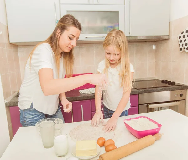 Família Feliz Divertindo Cozinha Mãe Sua Filha Amassando Massa Juntos — Fotografia de Stock