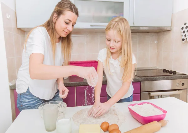 Familia Feliz Divirtiéndose Cocina Madre Hija Amasando Masa Juntos Casa —  Fotos de Stock