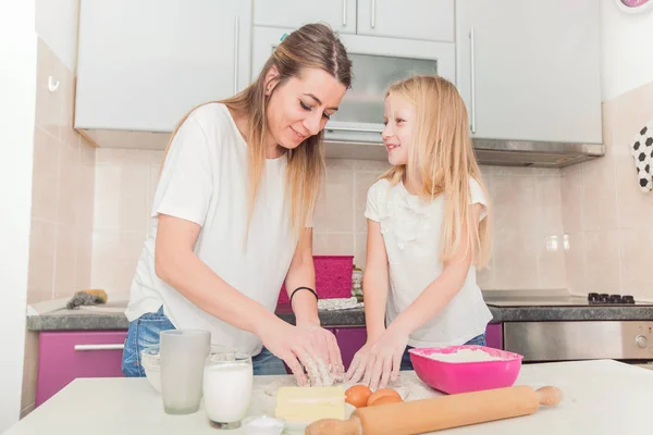 Glückliche Familie Die Spaß Der Küche Hat Mutter Und Tochter — Stockfoto