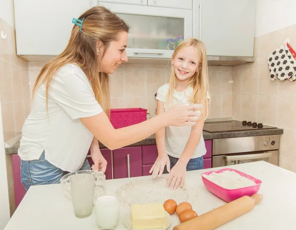 Счастливая Семья Веселится Кухне Мама Дочь Смешивают Тесто Дома — стоковое фото