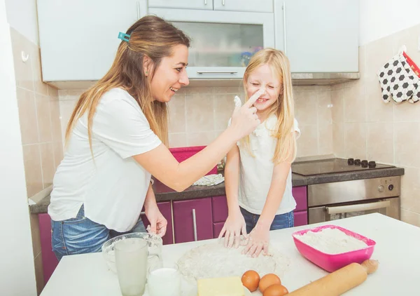 Mutlu Bir Aile Mutfakta Eğleniyor Anne Kızı Hamur Birlikte Evde — Stok fotoğraf