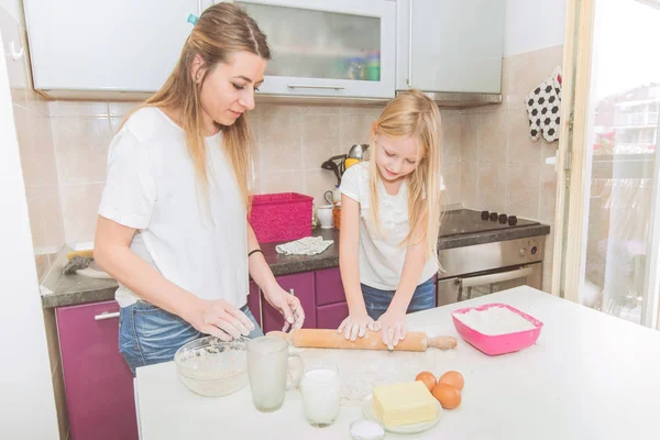 Anne Kızı Pizza Hamuru Oklava Ile Birlikte Mutfak Masasının Üzerinde — Stok fotoğraf