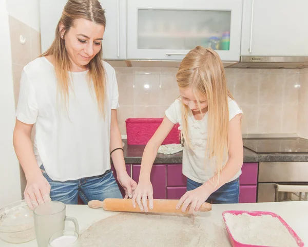 Mutter Und Tochter Rollen Pizzateig Mit Nudelholz Zusammen Auf Dem — Stockfoto