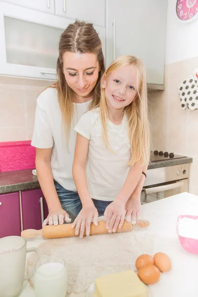 Anne Kızı Pizza Hamuru Oklava Ile Birlikte Mutfak Masasının Üzerinde — Stok fotoğraf