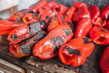 Ahşap ocakta kırmızı biberleri ızgarada pişirmek - Sırbistan 'da geleneksel lezzetli yemekler hazırlamak.