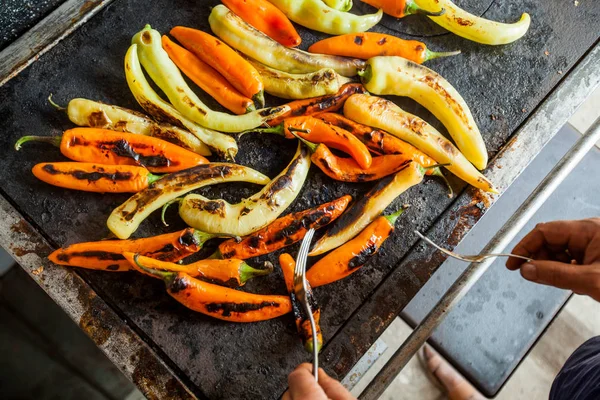 Chilischoten Auf Metallplatte Auf Holzofen Rösten Traditionelle Zubereitung Köstlicher Speisen — Stockfoto