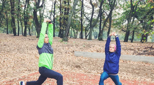 Sportif Erkek Kadın Egzersiz Park Isınma Yapıyor Sonbahar Sabahı Eğitimde — Stok fotoğraf