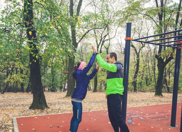 Mutlu Fitness Çift Ormanda Eğitimden Sonra Sportif Genç Adam Kadın — Stok fotoğraf