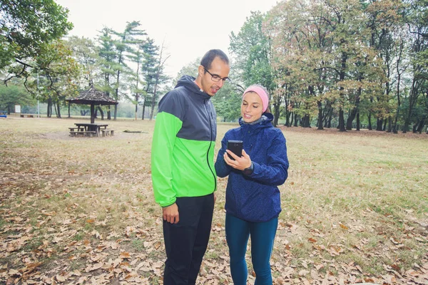 Fitness Jovem Mostra Para Homem Desportivo Smartphone Plano Para Exercitar — Fotografia de Stock