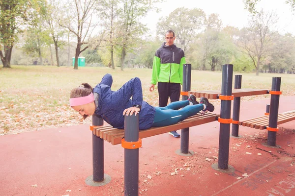 Şınav Sportif Park Açık Ekipman Üzerinde Fitness Genç Kadın — Stok fotoğraf