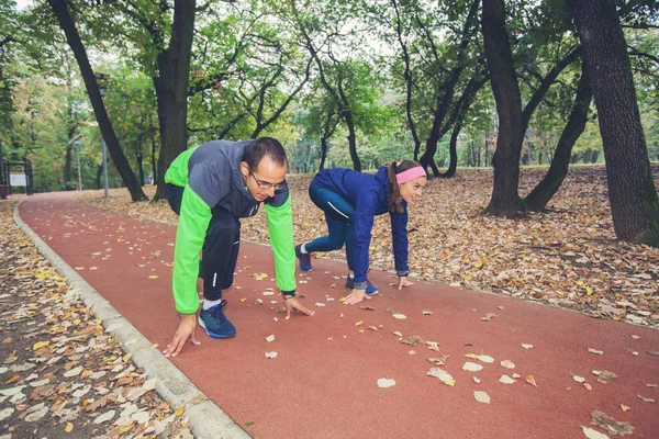 Correndo Casal Pronto Para Treinamento Trilha Fitness Manhã Floresta — Fotografia de Stock
