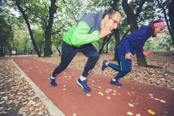 Correndo Casal Pronto Para Treinamento Trilha Fitness Manhã Floresta — Fotografia de Stock