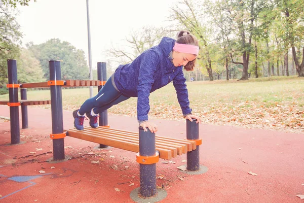 Fitness Ung Kvinna Gör Armhävningar Utrustning Utomhus Sportiga Park — Stockfoto