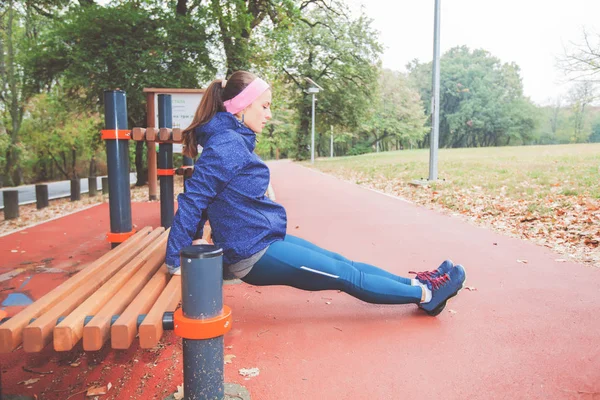 Fitte Junge Frau Macht Fitnessgymnastik Auf Der Bank Outdoor Sportpark — Stockfoto