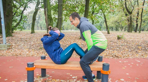 Vältränad Ung Kvinna Gör Fitness Motion Sit Ups Med Hjälp — Stockfoto