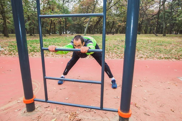Fitness Genç Adam Sabah Açık Spor Park Germe Egzersiz Yapmak — Stok fotoğraf