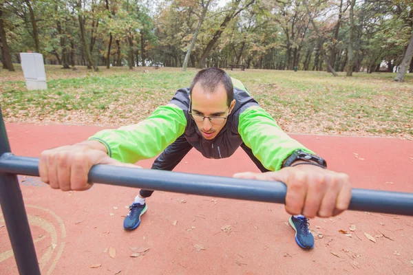 Fitness Genç Adam Sabah Açık Spor Park Germe Egzersiz Yapmak — Stok fotoğraf