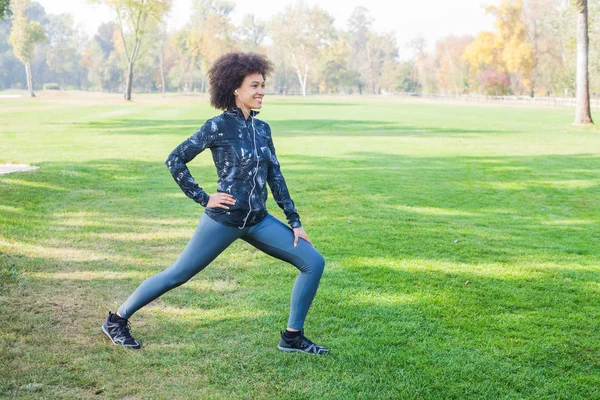 Fit Afro Woman Listening Music While Exercising Park Healthy Living — Stock Photo, Image