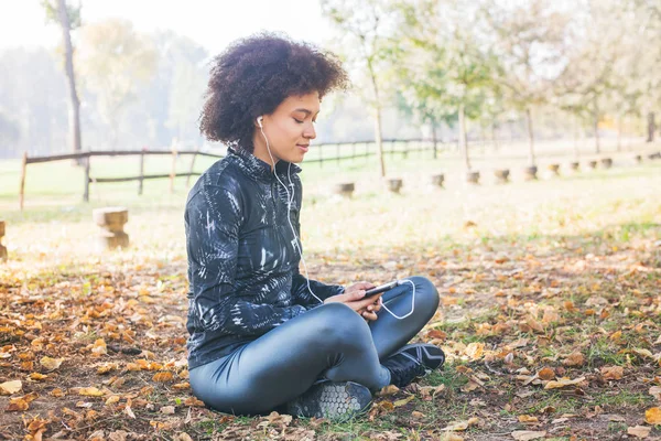 Sportif Afro Kadın Parkta Güzel Sonbahar Günü Çalıştırdıktan Sonra Müzik — Stok fotoğraf