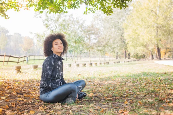 Happy Fitness Afro Žena Poslech Hudby Cvičení Krásný Podzimní Den — Stock fotografie