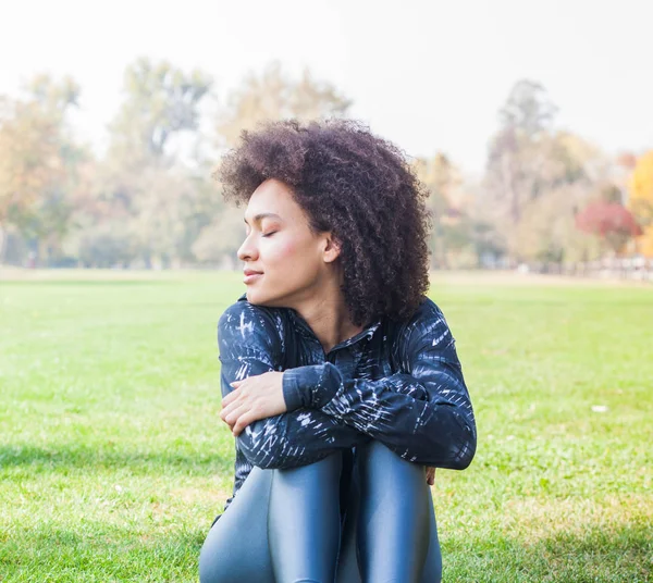 Felice Sportivo Afro Americano Giovane Donna Rilassarsi Erba Verde Parco — Foto Stock