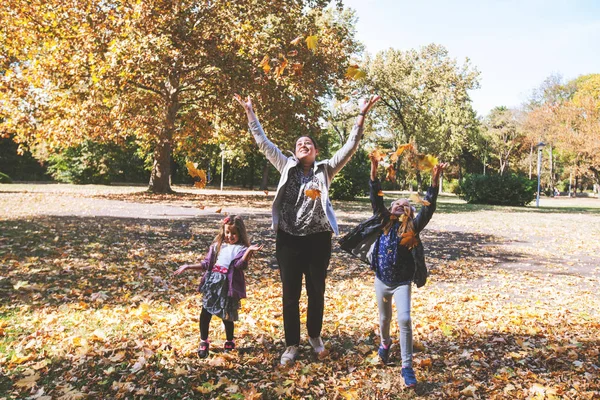 Счастливая Семья Весело Проводит Прекрасный Осенний День Парке Мать Дочерьми — стоковое фото