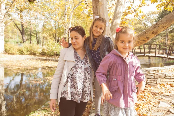 Lyckliga Familjen Roligt Vackra Höstdag Nära Sjön Parken Mor Med — Stockfoto