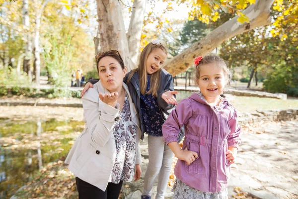 Familia Feliz Divertirse Hermoso Día Otoño Parque Madre Con Sus — Foto de Stock