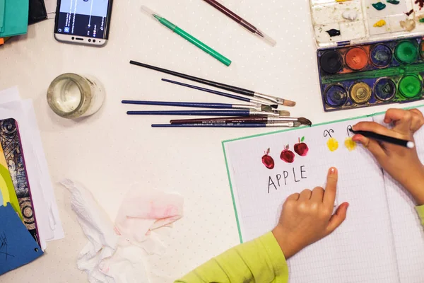 创意孩子使用水彩画和画笔 使艺术 画笔在桌子上 — 图库照片