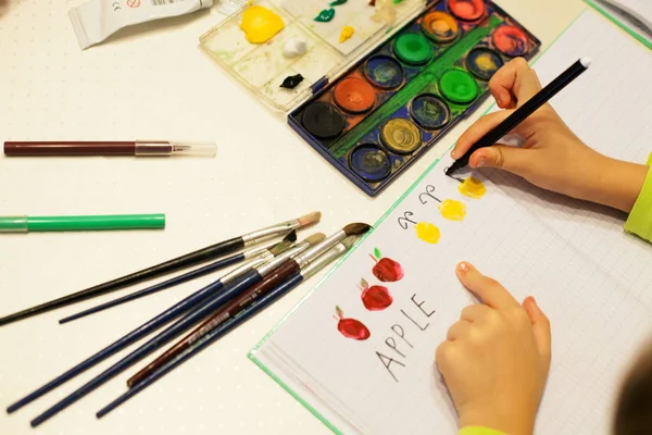 Criança Criativa Usando Aquarela Para Fazer Arte Pincéis Pintura Mesa — Fotografia de Stock