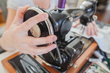 Kadın terzi el yapımı için Retro dikiş makinesi kullanarak evde elbise.