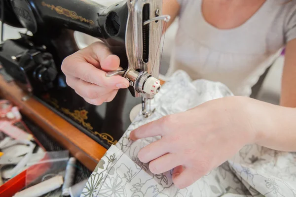 Kadın Terzi Yapımı Için Retro Dikiş Makinesi Kullanarak Evde Elbise — Stok fotoğraf