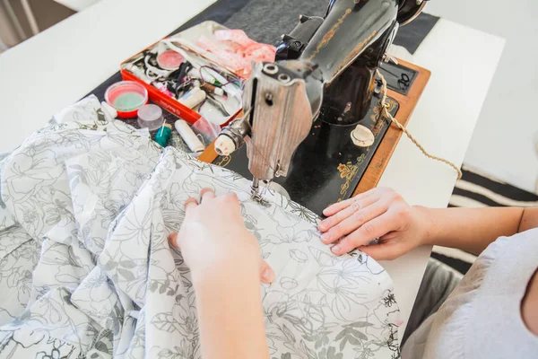 Manos Sastre Hembra Usando Máquina Coser Retro Para Hacer Vestido —  Fotos de Stock