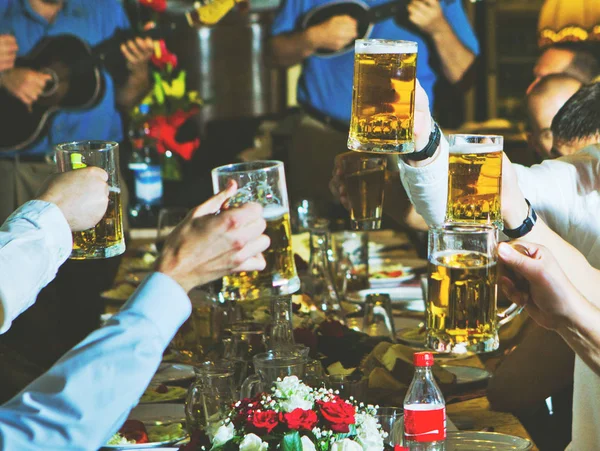Freunde Stoßen Restaurant Mit Bier Und Jubeln Gruppe Junger Leute — Stockfoto