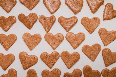 Kagit üzerinde şeklinde el yapımı kurabiye kalp.