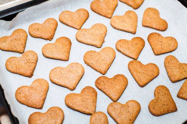 Kagit üzerinde şeklinde el yapımı kurabiye kalp.