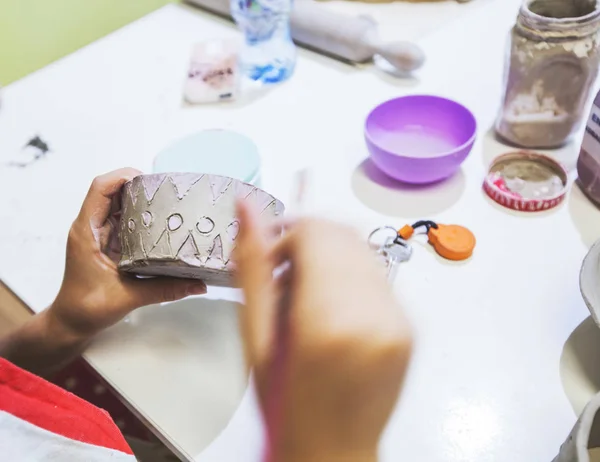 Bambini Creativi Che Lavorano Vaso Argilla Laboratorio Ceramica — Foto Stock