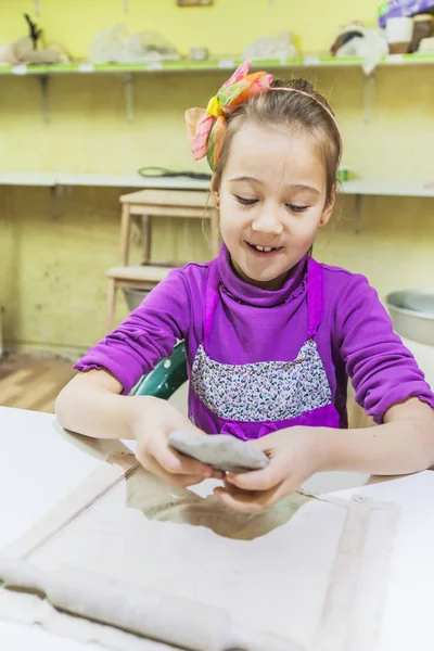 Retrato Criativa Menina Trabalhando Com Argila Oficina Cerâmica — Fotografia de Stock