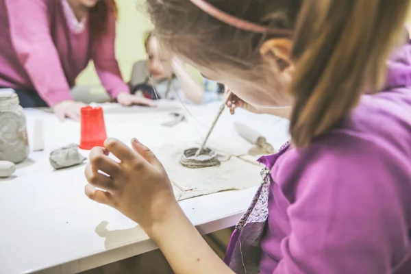 Kreatywne Dzieci Pracujące Gliną Warsztacie Garncarskim — Zdjęcie stockowe