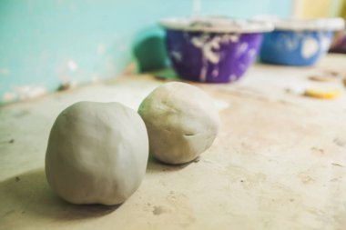 Çömlek atölyesindeki kil kalıba hazır.  