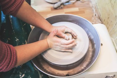 Yaratıcı kadın elleri - Sanat yapmak - Çömlek çarkında kil şekillendirmek - Yaratıcılık atölyesi 