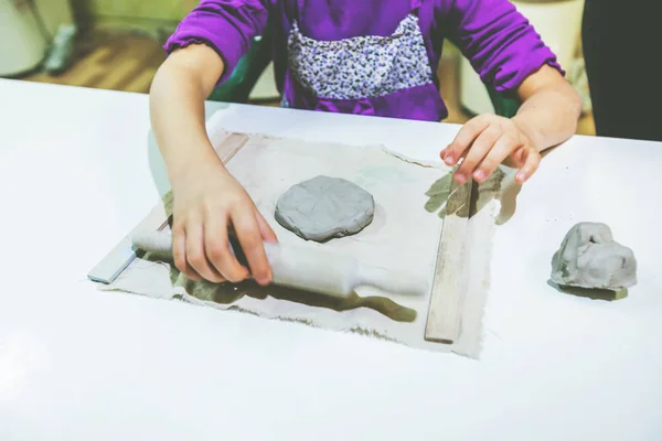 Креативные Дети Работающие Глиной Керамической Мастерской — стоковое фото
