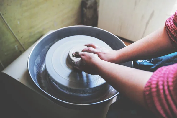 Kreatywne Ręce Kobiet Tworzenie Sztuki Kształtowanie Gliny Kole Ceramiki Warsztaty — Zdjęcie stockowe