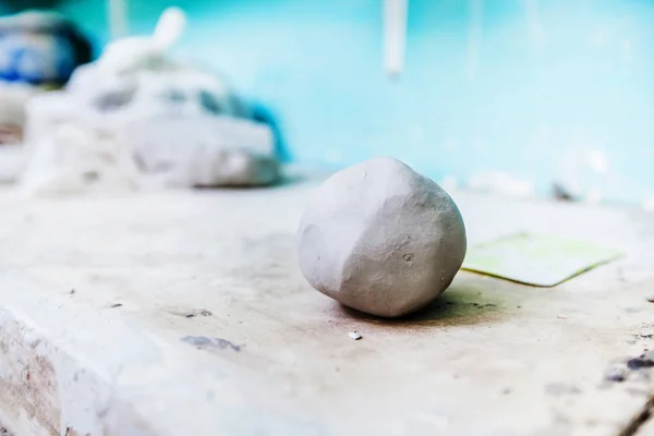 陶瓷工作坊桌上的粘土可用于成型 — 图库照片