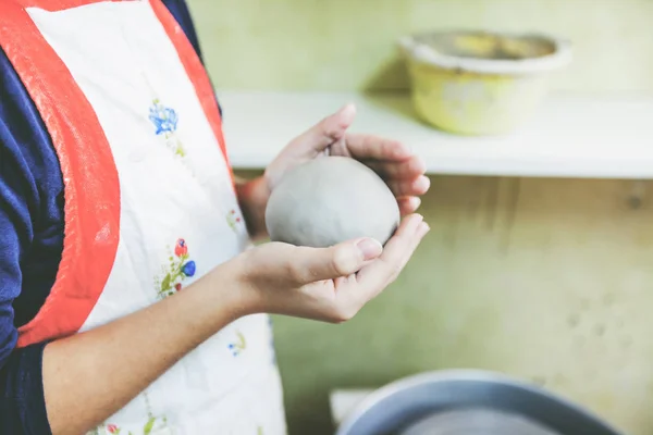女性陶工の手成形粘土陶器のワーク ショップ — ストック写真