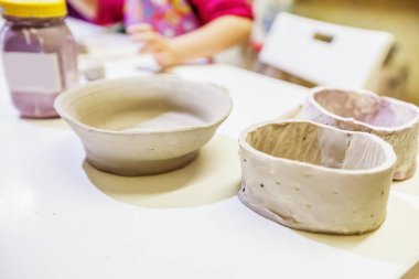 Çocuk sanatları atölyedeki masada kilden yapılmış..